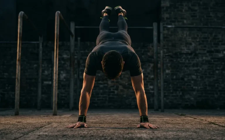 Handstand : apprendre l&rsquo;équilibre sur les mains pas à pas