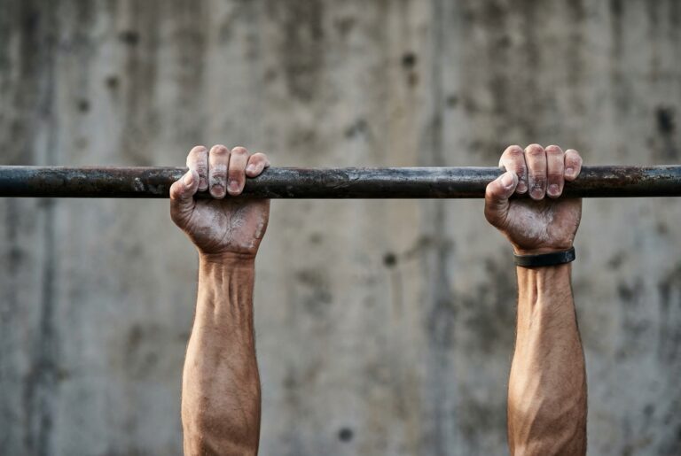 Avant-bras et grip en callisthénie : les exercices qui débloquent tes skills